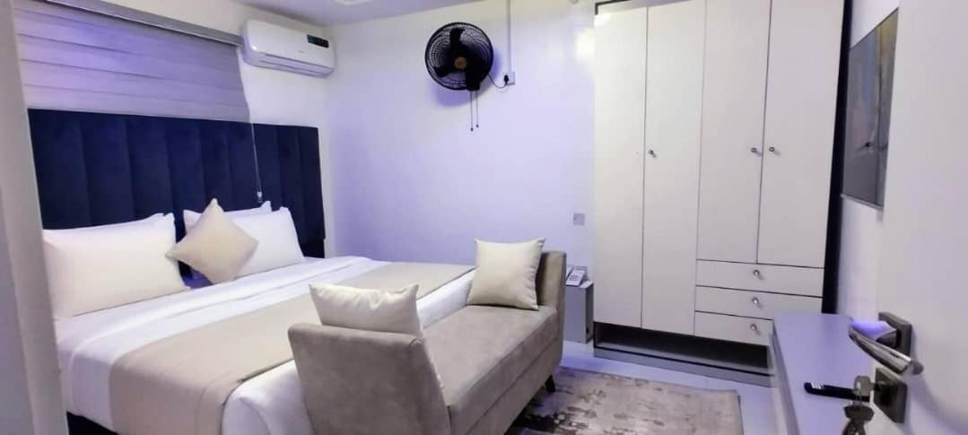 Beautiful One Bedroom Apartment In Opebi, Ikeja Buitenkant foto