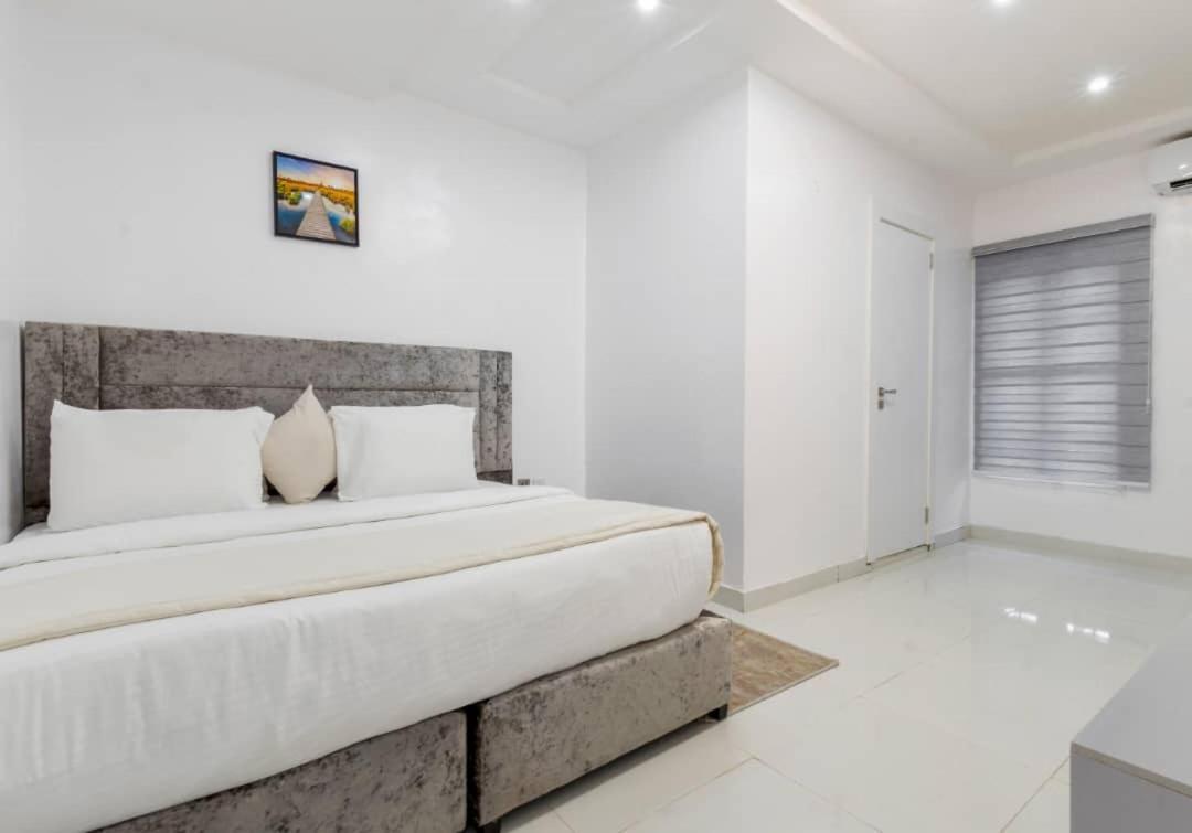 Beautiful One Bedroom Apartment In Opebi, Ikeja Buitenkant foto